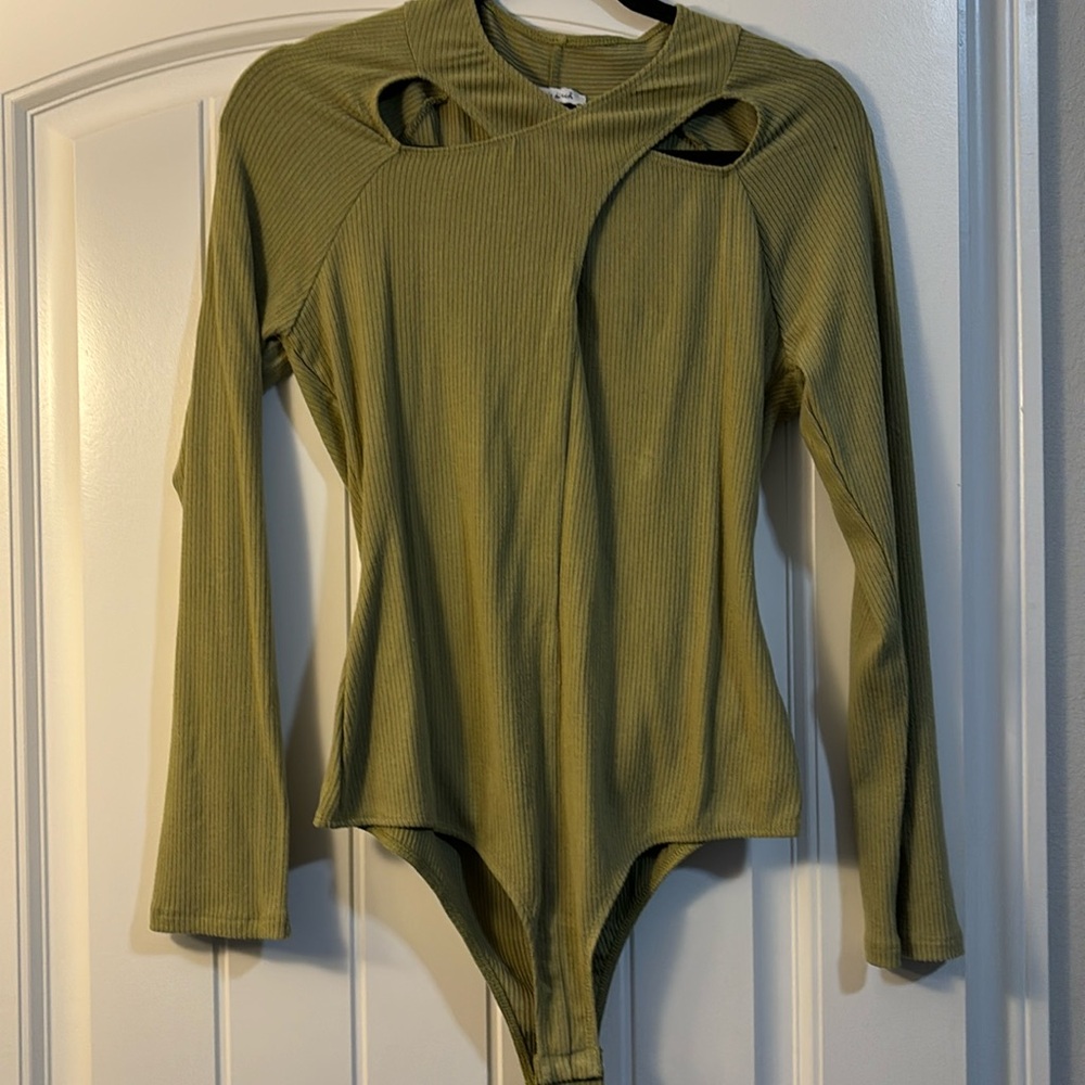 Key hole front body suit